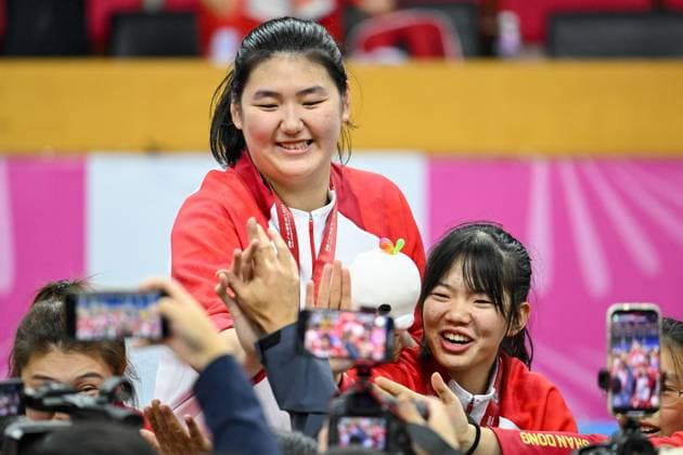 (251113) -- ZHONGSHAN, Nov. 13, 2025 -- Zhang Ziyu (top) of Shandong celebrates winning the U18 women s final match of basketball at China s 15th National Games in Zhongshan, south China s Guangdong Province, Nov. 13, 2025. ) (SP)CHINA-15TH NATIONAL GAMES-BASKETBALL-U18 WOMEN S-FINAL (CN) DingxLei 