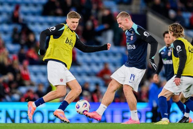251113 David Moller Wolfe and Julian Ryerson of Norway during warm up ahead of the FIFA World Cup, WM, Weltmeisterschaft, Fussball Qualifier football match between Norway and Estonia on November 13, 2025 in Oslo. Photo: Vegard Grott BILDBYRAN kod VG VG0831 bbeng fotball football soccer fotboll fifa world cup qualifiers european qualifiers 2026 uefa world cup qualifiers vm-kvalifisering vm kvalik vm kval norge norway estland estonia Copyright: VEGARDxGRoTT BB251113VG015