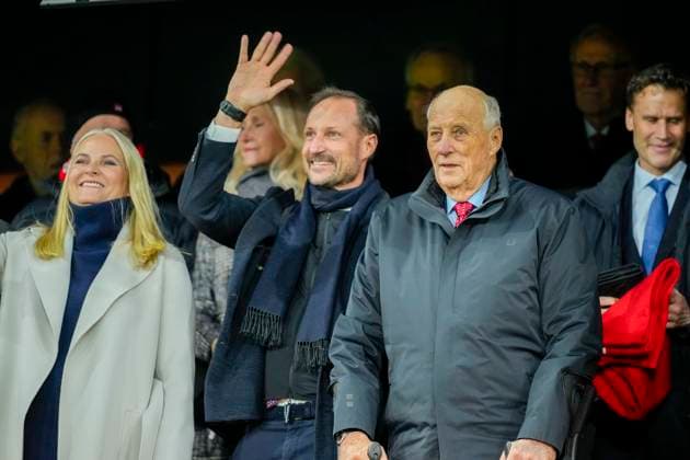 Football, World Cup qualification Norway Estonia Oslo 20251113 From left Crown Princess Mette Marit, Crown Prince Haakon and King Harald before the World Cup qualifying match in football between Norway and Estonia at Ullevaal Stadion Photo Fredrik Varfjell NTB Oslo Norway EDITORIAL USE ONLY RESTRICTED USE FOR BETTING COMPANIES  Copyright: xFredrikxVarfjellx xNTBx