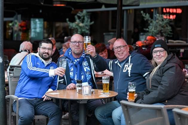 13.11.2025, Fussball, Testspiel, Saison 2025 2026, Twente Enschede - FC Schalke 04, Fans des FC Schalke 04 in der Innenstadt von Enschede, xRHR-FOTO YYx Copyright: KROEGER RHR-FOTOx RHR-FOTO YY