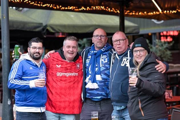 13.11.2025, Fussball, Testspiel, Saison 2025 2026, Twente Enschede - FC Schalke 04, Fans des FC Schalke 04 und von Twente Enschede feiern gemeinsam in der Innenstadt von Enschede, xRHR-FOTO YYx Copyright: KROEGER RHR-FOTOx RHR-FOTO YY