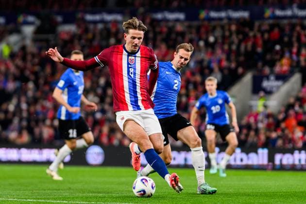 251113 Sander Berge of Norway and Märten Kuusk of Estonia the FIFA World Cup, WM, Weltmeisterschaft, Fussball Qualifier football match between Norway and Estonia on November 13, 2025 in Oslo. Photo: Vegard Grott BILDBYRAN kod VG VG0831 bbeng fotball football soccer fotboll fifa world cup qualifiers european qualifiers 2026 uefa world cup qualifiers vm-kvalifisering vm kvalik vm kval norge norway estland estonia Copyright: VEGARDxGRoTT BB251113VG039