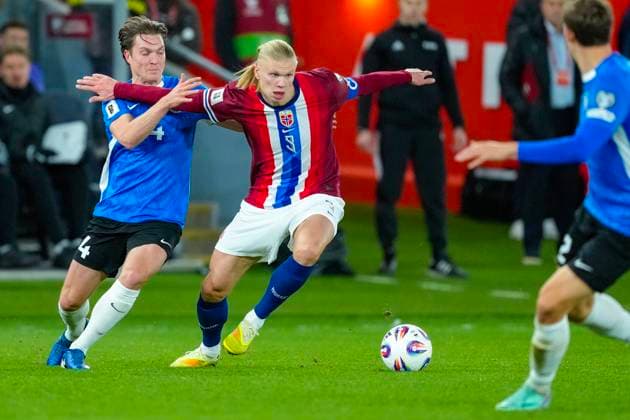 Football, World Cup qualification Norway Estonia Oslo 20251113 Norway s Erling Braut Haaland against Estonia s Markus Soomets during the World Cup qualifying match in football between Norway and Estonia at Ullevaal Stadium Photo Fredrik Varfjell NTB Oslo Norway EDITORIAL USE ONLY RESTRICTED USE FOR BETTING COMPANIES  Copyright: xFredrikxVarfjellx xNTBx
