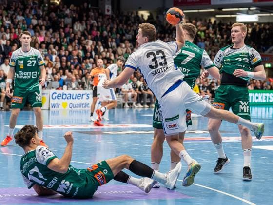 Moritz Sauter (Handball Verein Hamburg, 33) kommt zum Wurf, Frisch Auf Goeppingen vs. Handball Sport Verein Hamburg, Handball, 1. Bundesliga, Herren, Spielzeit 2025 2026, 13.11.2025, Frisch Auf Goeppingen vs. Handball Sport Verein Hamburg, Handball, 1. Bundesliga, Herren, Spielzeit 2025 2026, 13.11.2025 Goeppingen *** Moritz Sauter Handball Sport Verein Hamburg, 33 comes to throw, Frisch Auf Goeppingen vs Handball Sport Verein Hamburg, Handball, 1 Bundesliga, Men, 2025 2026 season, 13 11 2025, Frisch Auf Goeppingen vs Handball Sport Verein Hamburg, Handball, 1 Bundesliga, Men, 2025 2026 season, 13 11 2025 Goeppingen Copyright: xEibner-Pressefoto MichaelxSchmidx EP_MST