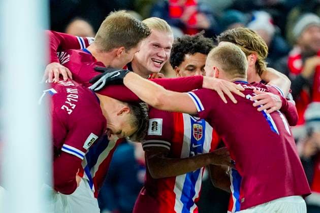 Football, World Cup qualification Norway Estonia Oslo 20251113 Erling Braut Haaland and several from the Norwegian national team celebrate the 4 0 score during the World Cup qualifying match in football between Norway and Estonia at Ullevaal Stadion Photo Fredrik Varfjell NTB Oslo Norway EDITORIAL USE ONLY RESTRICTED USE FOR BETTING COMPANIES  Copyright: xFredrikxVarfjellx xNTBx