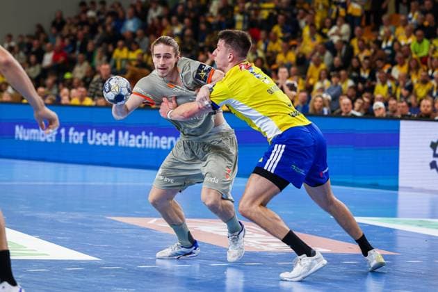 Kielce 13.11.2025. Pilka reczna EHF Liga Mistrzow sezon 2025 2026 kolejka 7 mecz: Industria Kielce - Aalborg Handbold --- Handball EHF Champions League season 2025 2026 round 7 match: Industria Kielce - Aalborg Handbold nz juri knorr michal olejniczak Fot. Igor Jakubowski Arena Akcji NEWSPIX.PL --- newspix.pl 