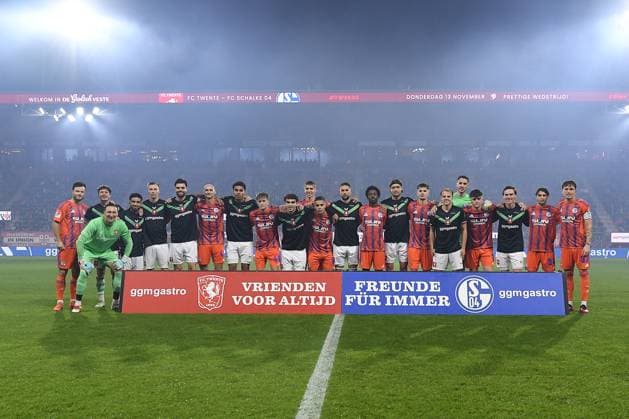 Fußball Jubiläumsspiel FC Twente Enschede - FC Schalke 04 am 13.11.2025 im Stadion De Grolsch Veste in Enschede Teamfoto Mannschaftsfoto FC Twente Enschede und FC Schalke 04