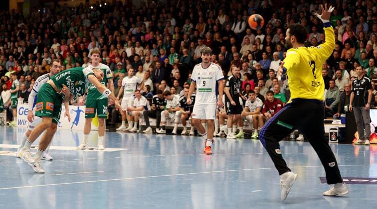 BAU 13.11.2025 Göppingen Handball Frisch Auf Göppingen vs. HSV Hamburg, v.l. Siebenmeter von Marcel Schiller (Gölppingen) gegen Mohamed Essam Moustafa El-Tayar (Hamburg)