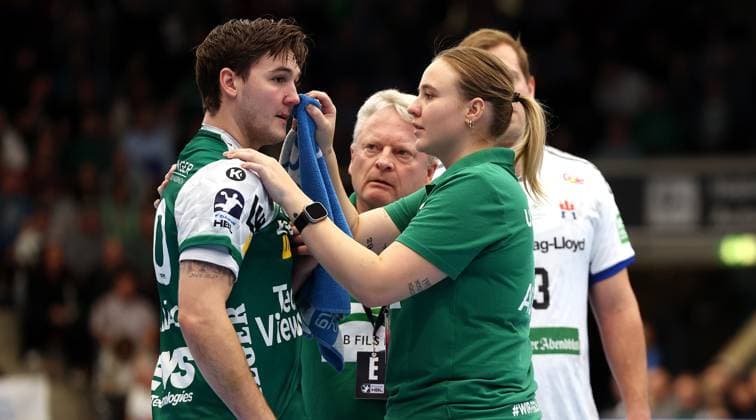 BAU 13.11.2025 Göppingen Handball Frisch Auf Göppingen vs. HSV Hamburg, Ludvig Hallbäck (Göppingen) wird an der Nase behandelt