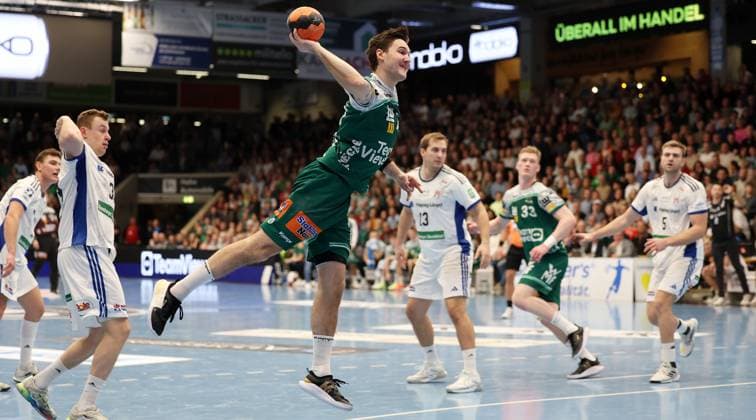 BAU 13.11.2025 Göppingen Handball Frisch Auf Göppingen vs. HSV Hamburg, Ludvig Hallbäck (Göppingen) am Ball