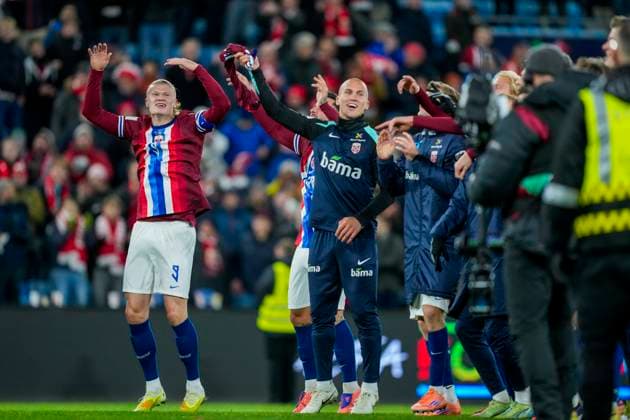 Football, World Cup qualification Norway Estonia Oslo 20251113 Norway s Erling Braut Haaland and Leo Skiri ostigard celebrate the 4 1 victory after the World Cup qualifying match in football between Norway and Estonia at Ullevaal Stadium Photo Fredrik Varfjell NTB Oslo Norway EDITORIAL USE ONLY RESTRICTED USE FOR BETTING COMPANIES  Copyright: xFredrikxVarfjellx xNTBx