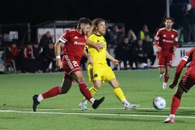 13.11.2025, Fussball, Herren, Sparkassen-Pokal Saarland, 2. Runde, Saison 2025 2026, SV Bliesmengen-Bolchen - 1. FC Saarbrücken, Tim Civeja (1. FC Saarbruecken), Lukas Becker (SV Bliesmengen-Bolchen) Bliesmengen-Bolchen Burgwegstadion Saarland Deutschland (DE) Copyright: xSebastianxBachx