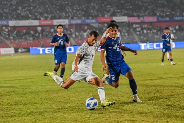 Bangladesh V Nepal - International Friendly, Länderspiel, Nationalmannschaft Match Bangladeshi Md Foysal Ahmed Fahim controls the ball during the FIFA friendly match between Bangladesh and Nepal at the National Stadium in Dhaka, Bangladesh, on November 13, 2025. (Final Score: Bangladesh 2:2 Nepal). Dhaka Bangladesh  Copyright: xZabedxHasnainxChowdhuryx originalFilename:chowdhury-notitle251113_npmts.jpg