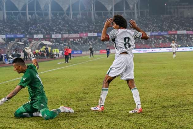 Bangladesh V Nepal - International Friendly, Länderspiel, Nationalmannschaft Match Bangladeshi Hamza Choudhury (R) and Nepali Captain Kiran Kumar Limbu (L) are in action during the FIFA friendly match between Bangladesh and Nepal at the National Stadium in Dhaka, Bangladesh, on November 13, 2025. The final score is Bangladesh 2:2 Nepal. Dhaka Bangladesh  Copyright: xZabedxHasnainxChowdhuryx originalFilename:chowdhury-notitle251113_npsYI.jpg