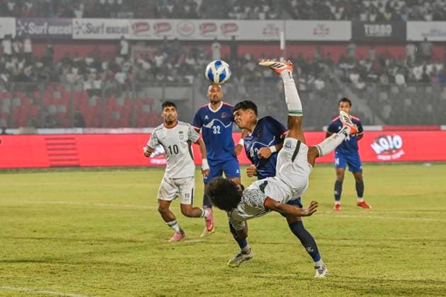 Bangladesh V Nepal - International Friendly, Länderspiel, Nationalmannschaft Match Hamza Choudhury of Bangladesh scores a goal from a bicycle kick during the FIFA friendly match between Bangladesh and Nepal at the National Stadium in Dhaka, Bangladesh, on November 13, 2025. The final score is Bangladesh 2:2 Nepal. Dhaka Bangladesh  Copyright: xZabedxHasnainxChowdhuryx originalFilename:chowdhury-notitle251113_npuLz.jpg