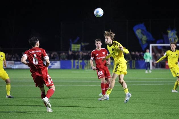 13.11.2025, Fussball, Herren, Sparkassen-Pokal Saarland, 2. Runde, Saison 2025 2026, SV Bliesmengen-Bolchen - 1. FC Saarbrücken, Cedric Weber (SV Bliesmengen-Bolchen), Niko Bretschneider (1. FC Saarbruecken) Bliesmengen-Bolchen Burgwegstadion Saarland Deutschland (DE) Copyright: xSebastianxBachx