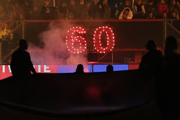 Fußball Jubiläumsspiel FC Twente Enschede - FC Schalke 04 am 13.11.2025 im Stadion De Grolsch Veste in Enschede Die Ziffer 60 im Stadion De Grolsch Veste