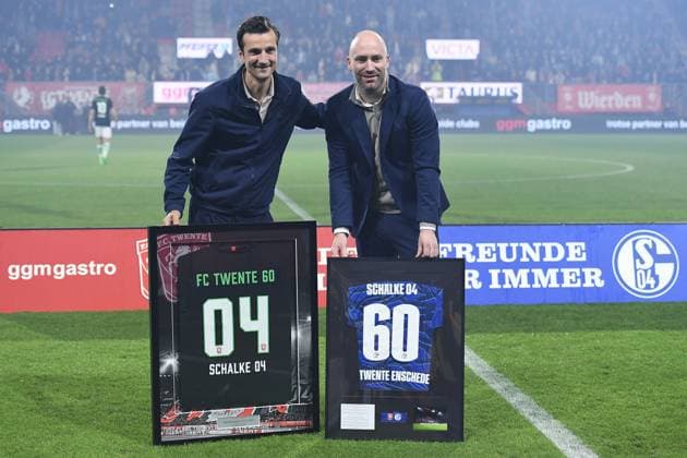 Fußball Jubiläumsspiel FC Twente Enschede - FC Schalke 04 am 13.11.2025 im Stadion De Grolsch Veste in Enschede Matthias Tillmann ( Vorstandsvorsitzender Schalke ), links - Dominique Scholten ( Allgemeiner Direktor Enschede ), rechts