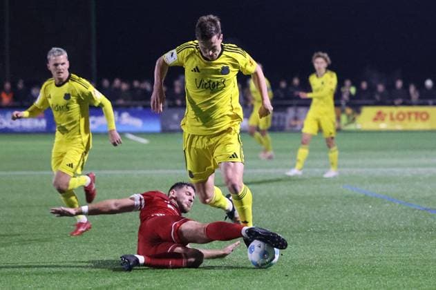 13.11.2025, Fussball, Herren, Sparkassen-Pokal Saarland, 2. Runde, Saison 2025 2026, SV Bliesmengen-Bolchen - 1. FC Saarbrücken, Lukas Becker (SV Bliesmengen-Bolchen), Luca Wollschläger (1. FC Saarbruecken) Bliesmengen-Bolchen Burgwegstadion Saarland Deutschland (DE) Copyright: xSebastianxBachx