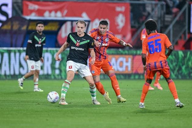 13.11.2025, Fussball, Testspiel, Saison 2025 2026, Twente Enschede - FC Schalke 04, Thomas van den Belt (Twente Enschede) , Mauro Zalazar (FC Schalke 04) xRHR-FOTO YYx Copyright: KROEGER RHR-FOTOx RHR-FOTO YY