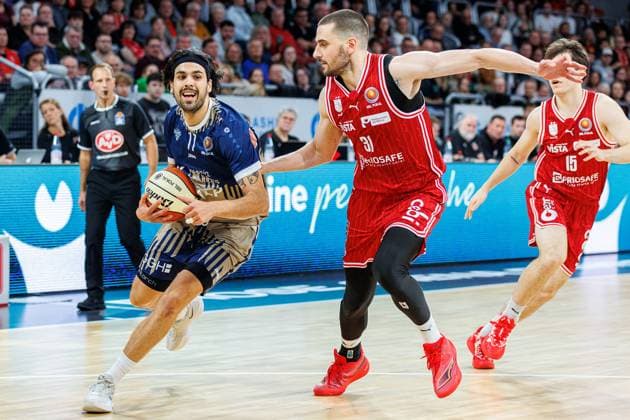 Erol Ersek (MLP Academics Heidelberg, 11), Daniel Keppeler (BMA365 Bamberg Baskets, 31), BMA365 Bamberg Baskets vs. MLP Academics Heidelberg, Basketball, BBL Pokal, Viertelfinale, 13.11.2025 BMA365 Bamberg Baskets vs. MLP Academics Heidelberg, Basketball, BBL Pokal, Viertelfinale, 13.11.2025 Bamberg Copyright: xEibner-Pressefoto G.xSantemizx EP_EER