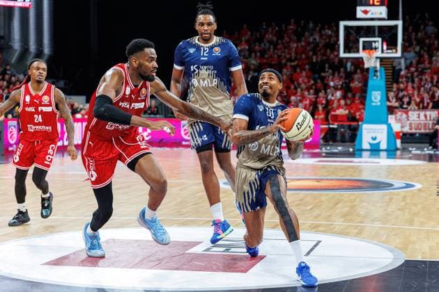 Ejiofor Onu (BMA365 Bamberg Baskets, 35), Osun Osunniyi (MLP Academics Heidelberg, 12), Marcus Weathers (MLP Academics Heidelberg, 00), BMA365 Bamberg Baskets vs. MLP Academics Heidelberg, Basketball, BBL Pokal, Viertelfinale, 13.11.2025 BMA365 Bamberg Baskets vs. MLP Academics Heidelberg, Basketball, BBL Pokal, Viertelfinale, 13.11.2025 Bamberg Copyright: xEibner-Pressefoto G.xSantemizx EP_EER