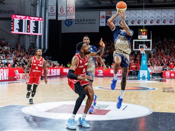 Ejiofor Onu (BMA365 Bamberg Baskets, 35), Marcus Weathers (MLP Academics Heidelberg, 00), BMA365 Bamberg Baskets vs. MLP Academics Heidelberg, Basketball, BBL Pokal, Viertelfinale, 13.11.2025 BMA365 Bamberg Baskets vs. MLP Academics Heidelberg, Basketball, BBL Pokal, Viertelfinale, 13.11.2025 Bamberg Copyright: xEibner-Pressefoto G.xSantemizx EP_EER
