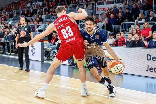 Patrick Heckmann (BMA365 Bamberg Baskets, 33), Mateo Seric (MLP Academics Heidelberg, 21), BMA365 Bamberg Baskets vs. MLP Academics Heidelberg, Basketball, BBL Pokal, Viertelfinale, 13.11.2025 BMA365 Bamberg Baskets vs. MLP Academics Heidelberg, Basketball, BBL Pokal, Viertelfinale, 13.11.2025 Bamberg Copyright: xEibner-Pressefoto G.xSantemizx EP_EER