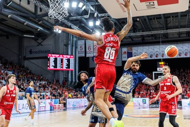 Michael Weathers (MLP Academics Heidelberg, 20), Austin Crowley (BMA365 Bamberg Baskets, 85), Marcel Kessen (MLP Academics Heidelberg, 15), BMA365 Bamberg Baskets vs. MLP Academics Heidelberg, Basketball, BBL Pokal, Viertelfinale, 13.11.2025 BMA365 Bamberg Baskets vs. MLP Academics Heidelberg, Basketball, BBL Pokal, Viertelfinale, 13.11.2025 Bamberg Copyright: xEibner-Pressefoto G.xSantemizx EP_EER