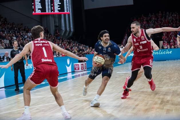 Bamberg, Deutschland 13. November 2025: BBL Pokal - 2025 2026 - 1 4 Finale - BMA365 Bamberg Baskets vs. MLP Academics Heidelberg Im Bild: v li. Zachary Ensminger (Bamberg), Erol Ersek (Heidelberg) und Daniel Keppeler (Bamberg) Brose Arena Bayern Copyright: xFotostandx xK.xSchmittx