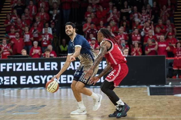 Bamberg, Deutschland 13. November 2025: BBL Pokal - 2025 2026 - 1 4 Finale - BMA365 Bamberg Baskets vs. MLP Academics Heidelberg Im Bild: v li. Erol Ersek (Heidelberg) und Cobe Williams (Bamberg) Brose Arena Bayern Copyright: xFotostandx xK.xSchmittx