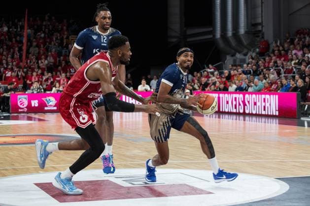 Bamberg, Deutschland 13. November 2025: BBL Pokal - 2025 2026 - 1 4 Finale - BMA365 Bamberg Baskets vs. MLP Academics Heidelberg Im Bild: Ejiofor Onu (Bamberg) gegen Michael Weathers (Heidelberg) Brose Arena Bayern Copyright: xFotostandx xK.xSchmittx