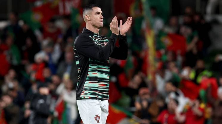 2026 FIFA World Cup, WM, Weltmeisterschaft, Fussball Qualifier Group F, Aviva Stadium, Dublin 13 11 2025 Republic of Ireland vs Portugal Portugal s Cristiano Ronaldo applauds the fans ahead of the match Cristiano Ronaldo applauds the fans ahead of the match 13 11 2025  Copyright: x INPHO NickxElliottx IMG_6513_1