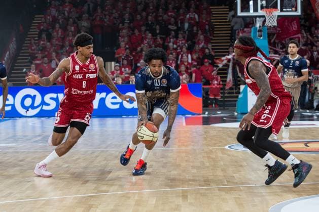 Bamberg, Deutschland 13. November 2025: BBL Pokal - 2025 2026 - 1 4 Finale - BMA365 Bamberg Baskets vs. MLP Academics Heidelberg Im Bild: v li. Demarcus Demonia (Bamberg), Marcus Weathers (Heidelberg) und Cobe Williams (Bamberg) Brose Arena Bayern Copyright: xFotostandx xK.xSchmittx