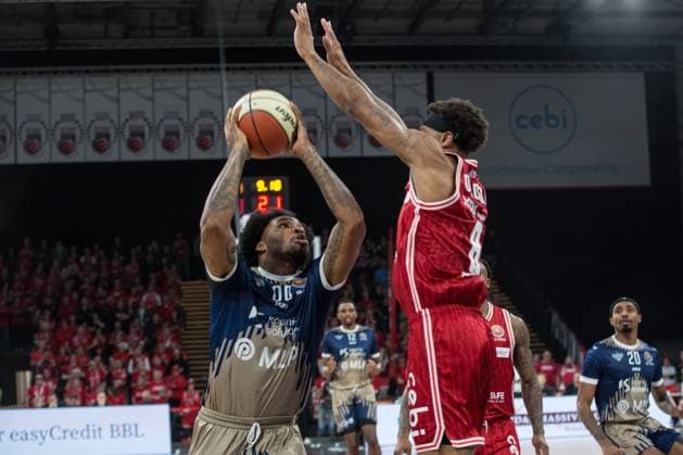 Bamberg, Deutschland 13. November 2025: BBL Pokal - 2025 2026 - 1 4 Finale - BMA365 Bamberg Baskets vs. MLP Academics Heidelberg Im Bild: Marcus Weathers (Heidelberg) zieht gegen Demarcus Demonia (Bamberg) zum Korb Brose Arena Bayern Copyright: xFotostandx xK.xSchmittx