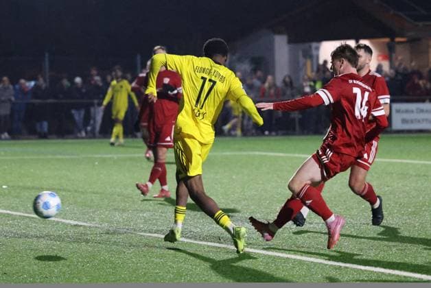 13.11.2025, Fussball, Herren, Sparkassen-Pokal Saarland, 2. Runde, Saison 2025 2026, SV Bliesmengen-Bolchen - 1. FC Saarbrücken, Torschuss zum 0:6, Torschütze: Rodney Elongo-Yombo (1. FC Saarbruecken) Bliesmengen-Bolchen Burgwegstadion Saarland Deutschland (DE) Copyright: xSebastianxBachx