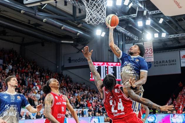 Marcus Weathers (MLP Academics Heidelberg, 00), Cobe Williams (BMA365 Bamberg Baskets, 24), BMA365 Bamberg Baskets vs. MLP Academics Heidelberg, Basketball, BBL Pokal, Viertelfinale, 13.11.2025 BMA365 Bamberg Baskets vs. MLP Academics Heidelberg, Basketball, BBL Pokal, Viertelfinale, 13.11.2025 Bamberg Copyright: xEibner-Pressefoto G.xSantemizx EP_EER