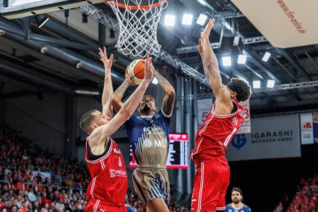 Daniel Keppeler (BMA365 Bamberg Baskets, 31), Michael Weathers (MLP Academics Heidelberg, 20), Demarcus Demonia (BMA365 Bamberg Baskets, 08), BMA365 Bamberg Baskets vs. MLP Academics Heidelberg, Basketball, BBL Pokal, Viertelfinale, 13.11.2025 BMA365 Bamberg Baskets vs. MLP Academics Heidelberg, Basketball, BBL Pokal, Viertelfinale, 13.11.2025 Bamberg Copyright: xEibner-Pressefoto G.xSantemizx EP_EER