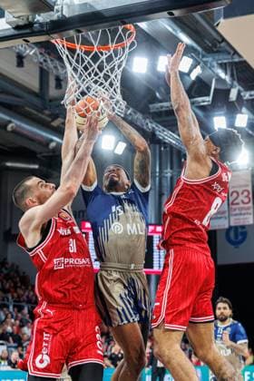 Daniel Keppeler (BMA365 Bamberg Baskets, 31), Michael Weathers (MLP Academics Heidelberg, 20), Demarcus Demonia (BMA365 Bamberg Baskets, 08), BMA365 Bamberg Baskets vs. MLP Academics Heidelberg, Basketball, BBL Pokal, Viertelfinale, 13.11.2025 BMA365 Bamberg Baskets vs. MLP Academics Heidelberg, Basketball, BBL Pokal, Viertelfinale, 13.11.2025 Bamberg Copyright: xEibner-Pressefoto G.xSantemizx EP_EER
