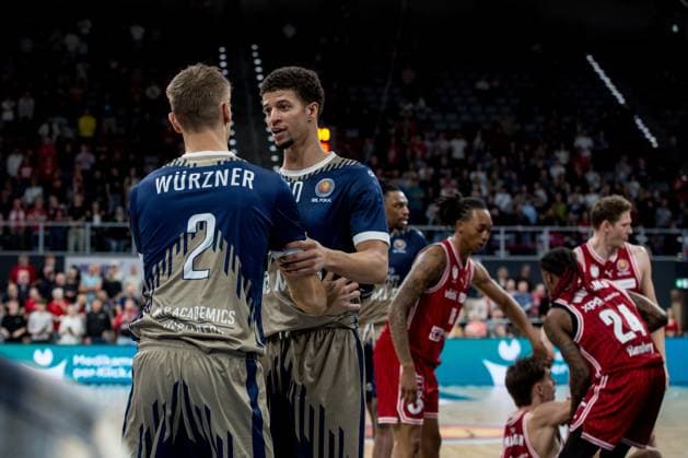 Bamberg, Deutschland 13. November 2025: BBL Pokal - 2025 2026 - 1 4 Finale - BMA365 Bamberg Baskets vs. MLP Academics Heidelberg Im Bild: Beide Teams Bamberg und Heidelberg in der Rudelbildung nach einem harten Faul zwischen zwei Spielern Brose Arena Bayern Copyright: xFotostandx xK.xSchmittx