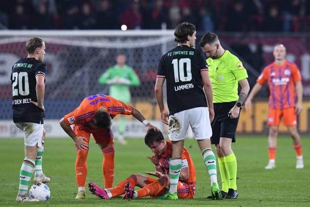 Fußball Jubiläumsspiel FC Twente Enschede - FC Schalke 04 am 13.11.2025 im Stadion De Grolsch Veste in Enschede Max Grüger ( Schalke ) verletzt am Boden