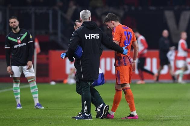 Fußball Jubiläumsspiel FC Twente Enschede - FC Schalke 04 am 13.11.2025 im Stadion De Grolsch Veste in Enschede Max Grüger ( Schalke ) verlässt verletzt das Spielfeld