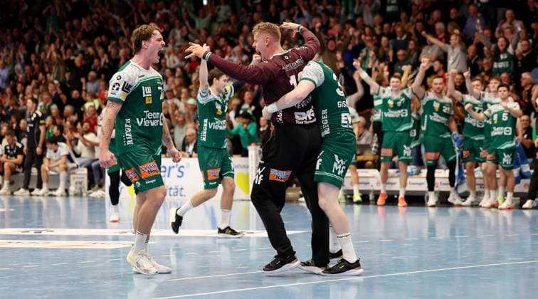 BAU 13.11.2025 Göppingen Handball Frisch Auf Göppingen vs. HSV Hamburg, v.l. Victor Klöve, Kristian Saeveras und Ymir Örn Gislason (Göppingen) jubeln