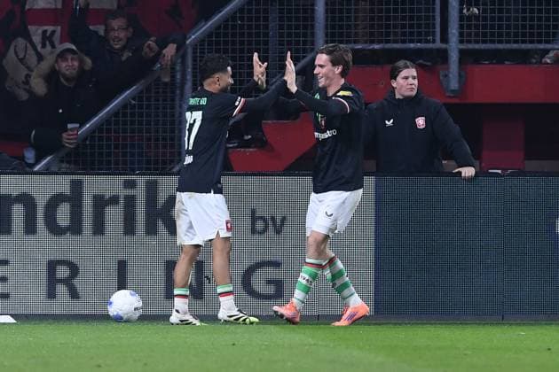 Fußball Jubiläumsspiel FC Twente Enschede - FC Schalke 04 am 13.11.2025 im Stadion De Grolsch Veste in Enschede Torjubel zum 1:0 durch Daan Rots ( Enschede )