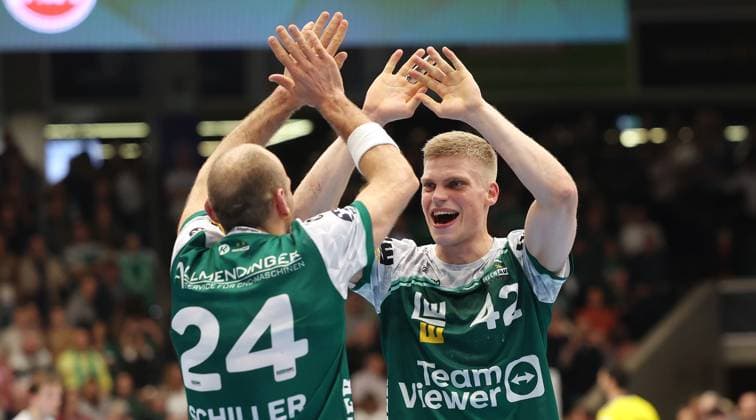 BAU 13.11.2025 Göppingen Handball Frisch Auf Göppingen vs. HSV Hamburg, v.l. Marcel Schiller und Martin Hanne (Göppingen) freuen sich