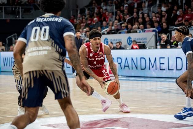 Bamberg, Deutschland 13. November 2025: BBL Pokal - 2025 2026 - 1 4 Finale - BMA365 Bamberg Baskets vs. MLP Academics Heidelberg Im Bild: Demarcus Demonia (Bamberg) zieht durch die Zone der Heidelberger zum Korb Brose Arena Bayern Copyright: xFotostandx xK.xSchmittx