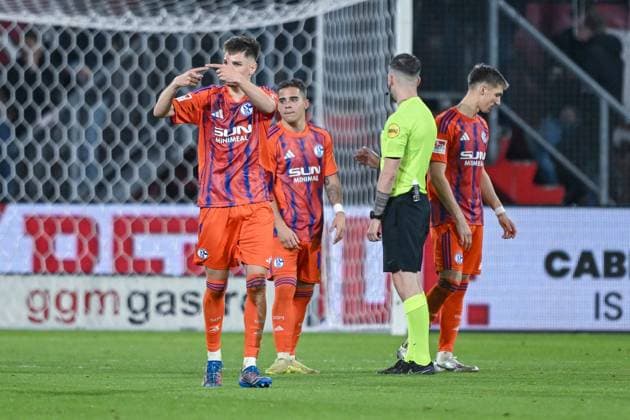 13.11.2025, Fussball, Testspiel, Saison 2025 2026, Twente Enschede - FC Schalke 04, Paul Pöpperl (FC Schalke 04) muss verletzt runter, xRHR-FOTO YYx Copyright: KROEGER RHR-FOTOx RHR-FOTO YY