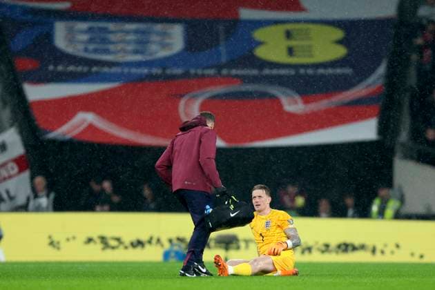 England v Serbia - FIFA World Cup, WM, Weltmeisterschaft, Fussball 2026 Qualifier Jordan Pickford of England is treated for injury during the FIFA World Cup 2026 qualifier match between England and Serbia at Wembley Stadium on November 13, 2025 in London, England. London Wembley Stadium England United Kingdom Copyright: xNigelxFrench Sportsphoto APLx 14141602
