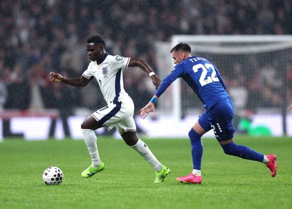 London, England, 13th November 2025. Bukayo Saka of England (l) challenged by Aleksa Terzic of Serbia (r) during the England vs Serbia FIFA World Cup, WM, Weltmeisterschaft, Fussball European Qualifying match at Wembley Stadium, London. Picture credit should read: David Klein Sportimage EDITORIAL USE ONLY. No use with unauthorised audio, video, data, fixture lists, club league logos or live services. Online in-match use limited to 120 images, no video emulation. No use in betting, games or single club league player publications. SPI_019_DK_Eng_Serbia SPI-4283-0021