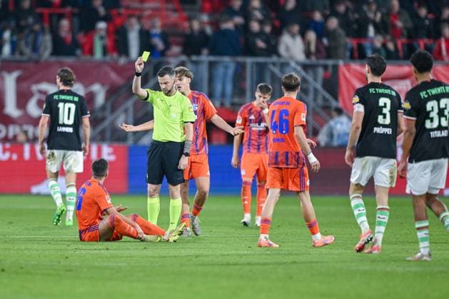 13.11.2025, Fussball, Testspiel, Saison 2025 2026, Twente Enschede - FC Schalke 04, Gelbe Karte für Mauro Zalazar (FC Schalke 04), xRHR-FOTO YYx Copyright: KROEGER RHR-FOTOx RHR-FOTO YY